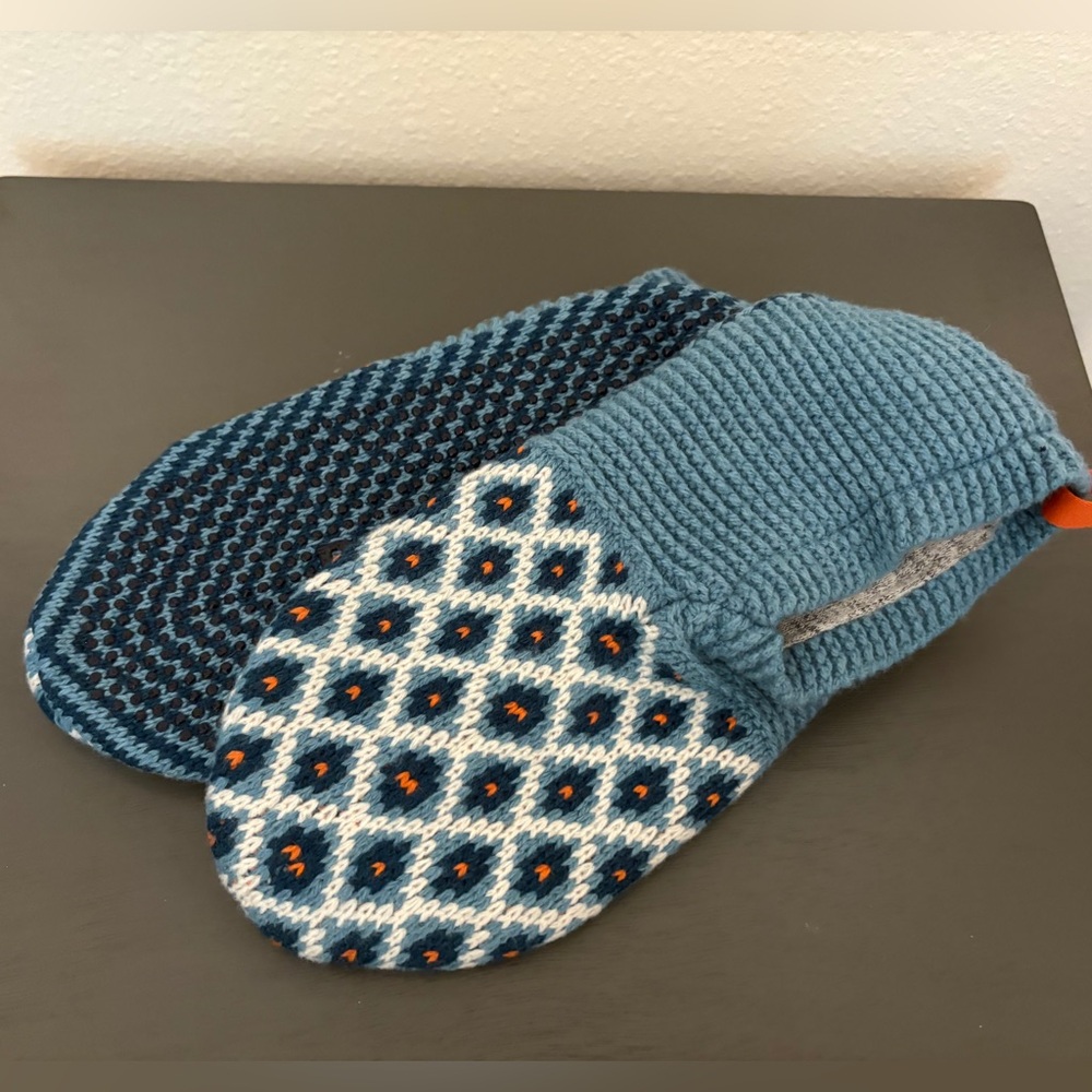 Bombas Blue and White Patterned slippers